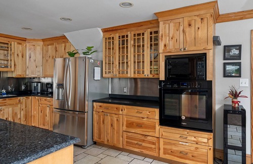 Richmond House | Spacious Oasis on Monument | Incredible Backyard