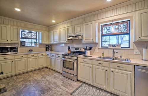 Omaha House | Spacious Omaha House w/Deck & Mountain Views!