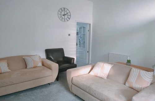 Leigh House | Spacious Pad- Close to sports village