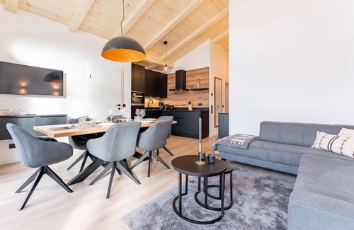 Kaprun Apartment | Spacious penthouse overlooking the glacier