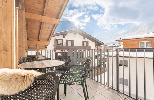 Kaprun Apartment | Spacious penthouse overlooking the glacier