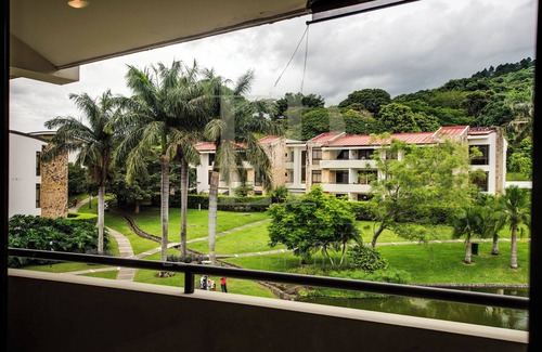 Santa Ana Apartment | Spacious Penthouse w/office Lakeview, Pool, GYM