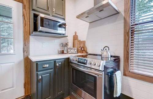 New Haven House | Spacious Pet & Family-Friendly Home for 9+ Guests