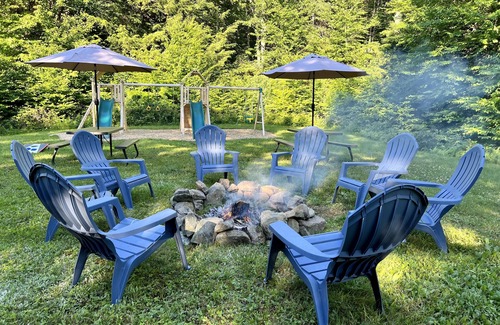 Monroe Bridge House | Spacious pet & family-friendly, fastest wifi! Giant playset, fire pit, & games!