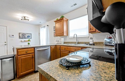 Wayne House | Spacious Pet Friendly 5-bedroom house in charming Indianapolis with WiFi, AC