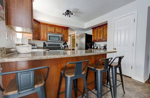 Wayne House | Spacious Pet Friendly 5-bedroom house in charming Indianapolis with WiFi, AC