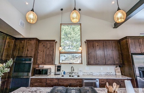 Alma Cabin | Spacious, pet-friendly retreat w/hot tub, breathtaking views, & excellent WiFi - The Yellow Rose