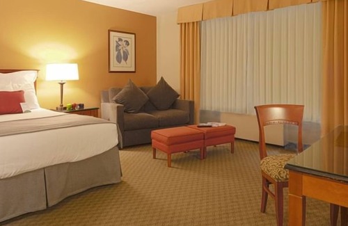 Wenatchee House | Spacious Pet-Friendly Room Near Downtown! Enjoy the View w/ Large Window, Pool