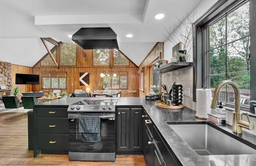 Albrightsville Cabin | Spacious Poconos Cabin - Hot Tub, Games, Fire Pit & Family Fun Sleeps 10