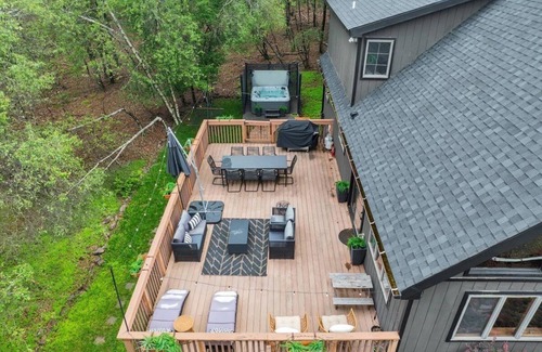 Albrightsville Cabin | Spacious Poconos Cabin - Hot Tub, Games, Fire Pit & Family Fun Sleeps 10