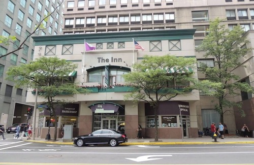 Medical Center Area Hotel | Spacious Premium King Room Near Premier Academic Sites - 1 Mile from HMS