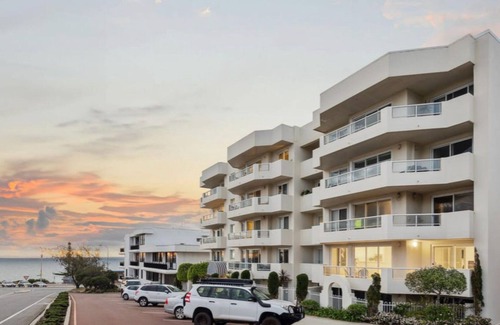 Cottesloe Apartment | Spacious, pristine abode with ocean views, directly opposite Cott beach & cafes!