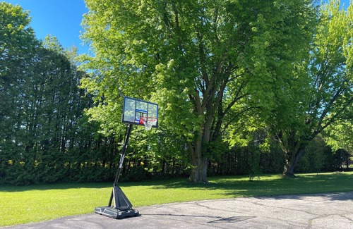 Saugeen Shores House | Spacious & Private! 3bdrm Beach Town Retreat with Huge Estate Yard!