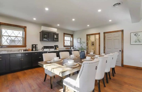 Saint Thomas House | Spacious & Private 4BR Retreat - A Unique Getaway Just 3 miles to Gold Fish Barn
