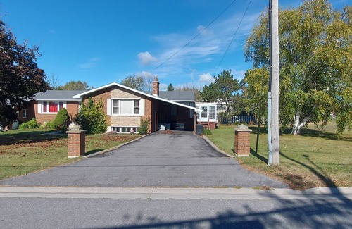 Odessa House | Spacious Private 5 beds, 2.5 bath House - 2 minutes to 401 (5 mins to Kingston)