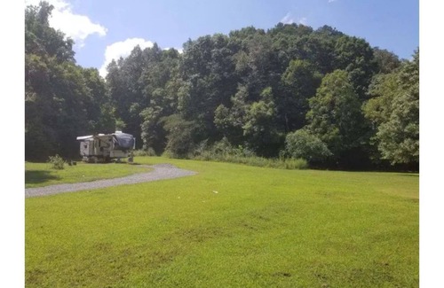 McDonald House | Spacious, private 5th wheel camper
