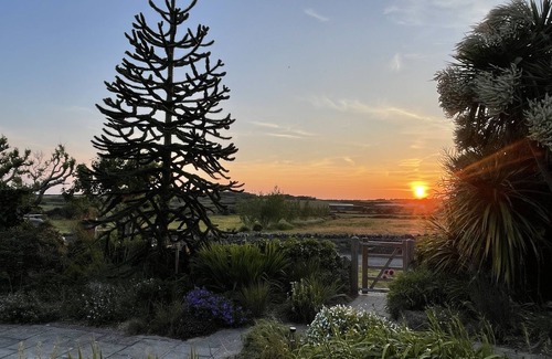 Bryngwran Cottage | Spacious Private Gardens, Pet Friendly, Rural, Sleeps 8, 10 mins drive to beach