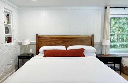 Cashiers Hotel | Spacious & Private King Suite in Cashiers Center