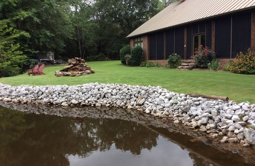 Duncanville House | Spacious Private Lakeside Home - Waterfall Pool 11 Miles From Campus