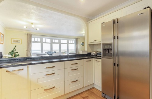 Lydd-on-Sea Cottage | Spacious property and stunning sea views in great location.