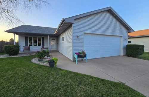Oshkosh House | Spacious quad-lvl 3 Bedroom 3 Bath, Wi-Fi, Key-less, Smart bulbsn Great for EAA