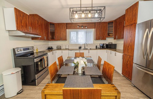 Brossard Apartment | Spacious & Quiet 3 BDR Apt/15 mins to DT &Parking