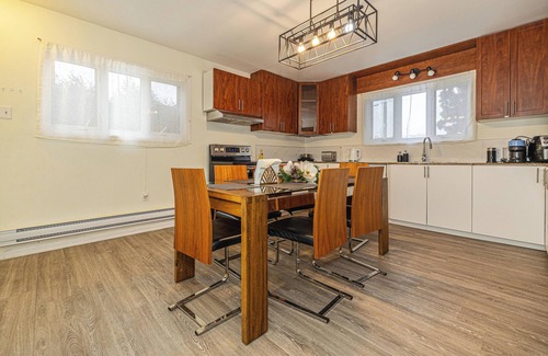 Brossard Apartment | Spacious & Quiet 3 BDR Apt/15 mins to DT &Parking