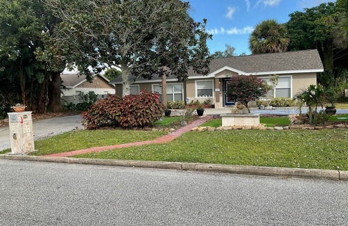 Melbourne House | Spacious ranch 7 minutes to the beach/airport, 3in1 game table , Pet friendly