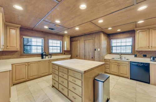 Weston House | Spacious Ranch Style Home w/Cinema Room