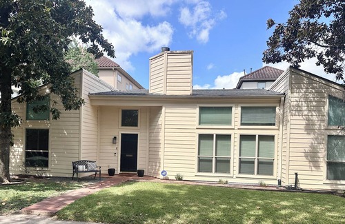 Brookhollow House | Spacious & relaxing Mid Century 3 bedroom house with a nice patio
