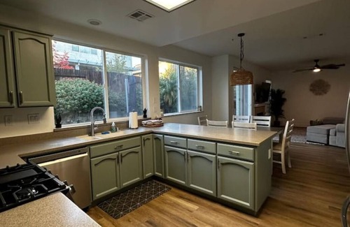 Folsom House | Spacious Remodeled 4-bedroom house with AC and WiFi near serene Old Folsom