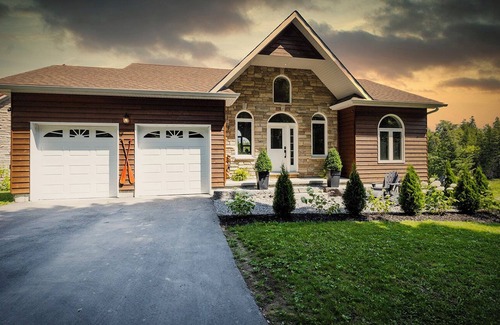 Baddow House | Spacious renovated peaceful home. High-end finishes in great area!