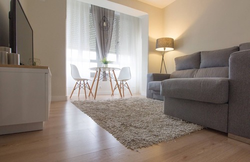 Logrono City Centre Apartment | Spacious & Renovated 2BR Apt with Parking, Near Calle Laurel, Logroño