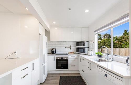 Greenlane - Ellerslie House | Spacious Renovated 3BR in Ellerslie I Zodiak Stays