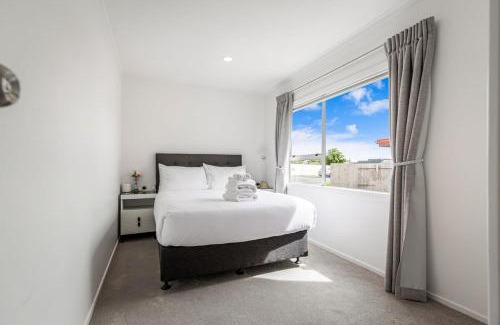 Greenlane - Ellerslie House | Spacious Renovated 3BR in Ellerslie I Zodiak Stays
