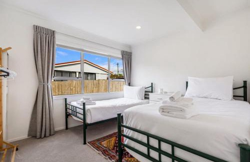 Greenlane - Ellerslie House | Spacious Renovated 3BR in Ellerslie I Zodiak Stays