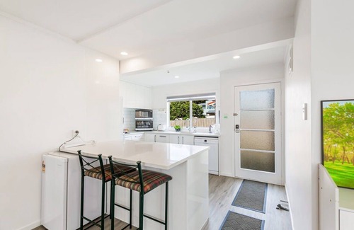 Greenlane - Ellerslie House | Spacious Renovated 3BR in Ellerslie I Zodiak Stays