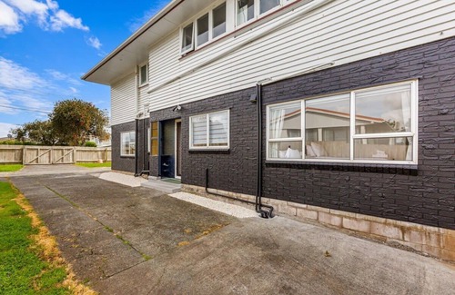 Greenlane - Ellerslie House | Spacious Renovated 3BR in Ellerslie I Zodiak Stays