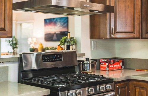 East Pasadena House | Spacious Retreat w Large Kitchen & Outdoor Patio