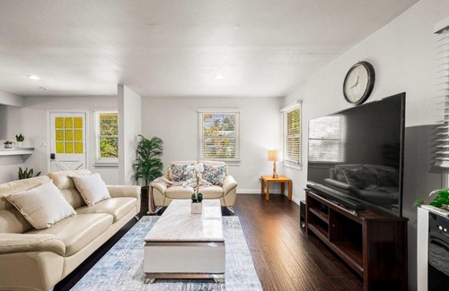 East Pasadena House | Spacious Retreat w Large Kitchen & Outdoor Patio