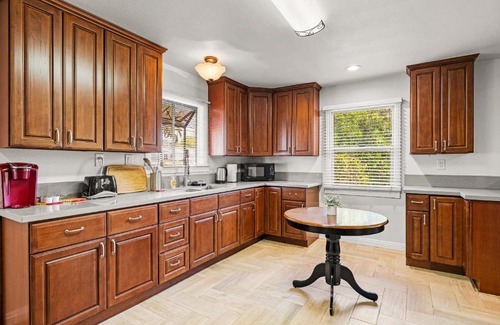 East Pasadena House | Spacious Retreat w Large Kitchen & Outdoor Patio