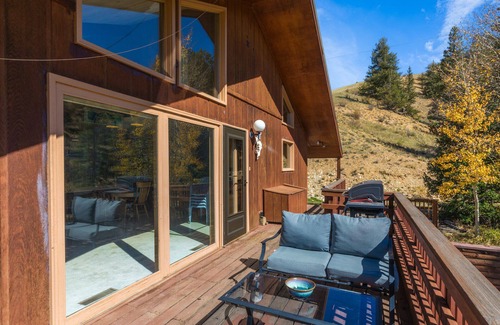 Creede House | Spacious Retro Mountain Getway - ATV Parking - Amazing Views