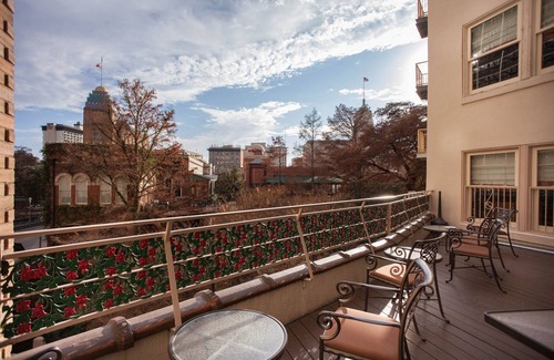 Downtown San Antonio Resort | Spacious River Walk Resort close to the Alamo and Americas Oldest Stone Church