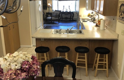 Mayfield House | Spacious Riverfront home. 10 Min to TC but far enough away from it all.