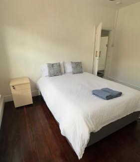 Redcliffe House | Spacious room 3
