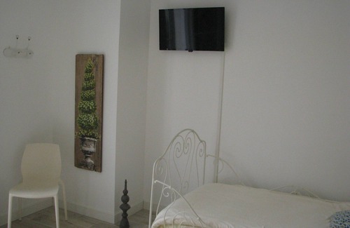 Echillais Bed & Breakfast | Spacious room in charming Charentaise