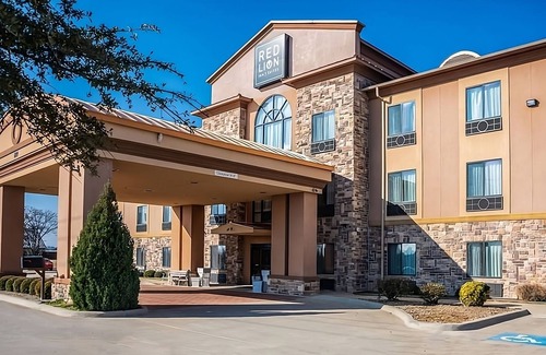 Mineral Wells Hotel | Spacious Room Near State Park Trails with Pool and Gym Access