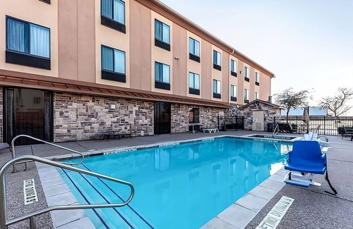 Mineral Wells Hotel | Spacious Room Near State Park Trails with Pool and Gym Access
