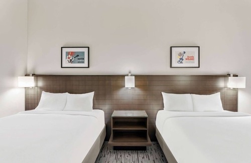 Bee Cave Hotel | Spacious Room w/Relaxing Outdoor Pool, Rooftop Bar, & Modern Amenities