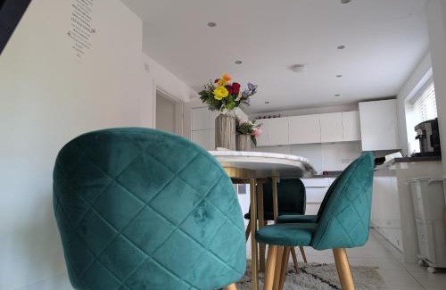 Ridgeway House | Spacious Room With Kingsize Bed